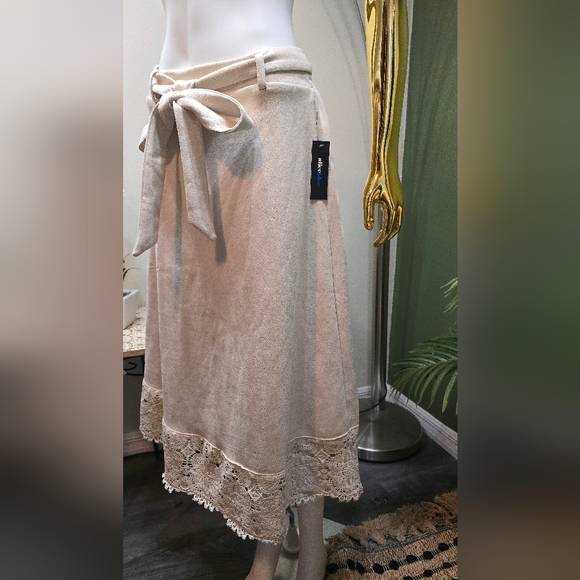 Alice Blue Suede skirt with embroidery at the bottom cream color size M - Picture 5 of 8